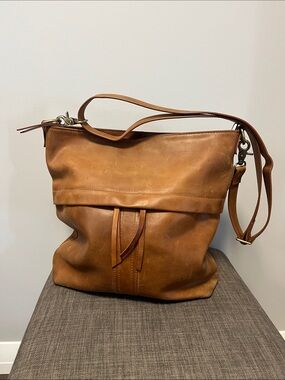 Classic Leather Shoulder Bag in Cognac Brown